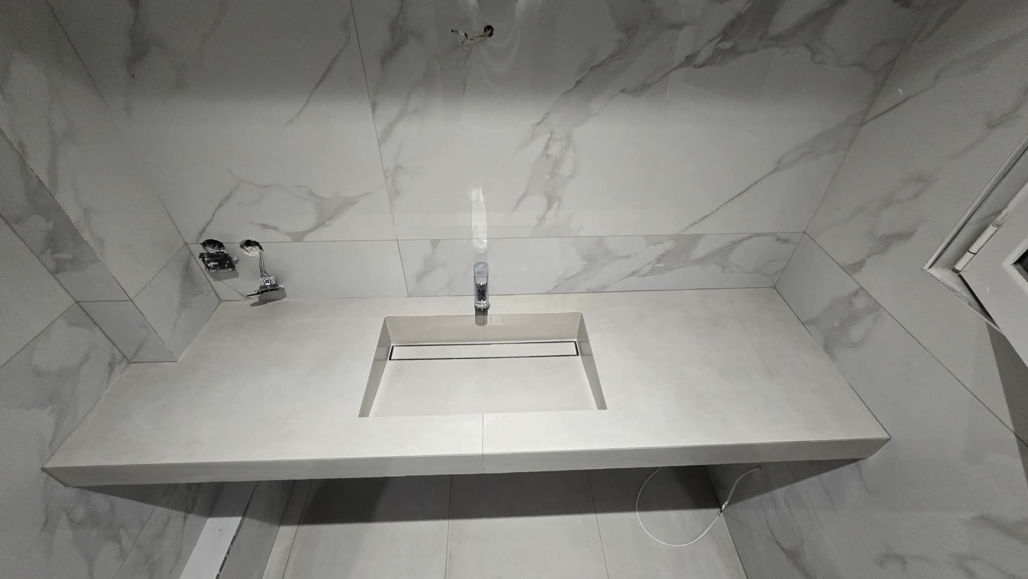 Minimal Μπάνιο με τσιμεντοκονία και χτιστό νιπτήρα